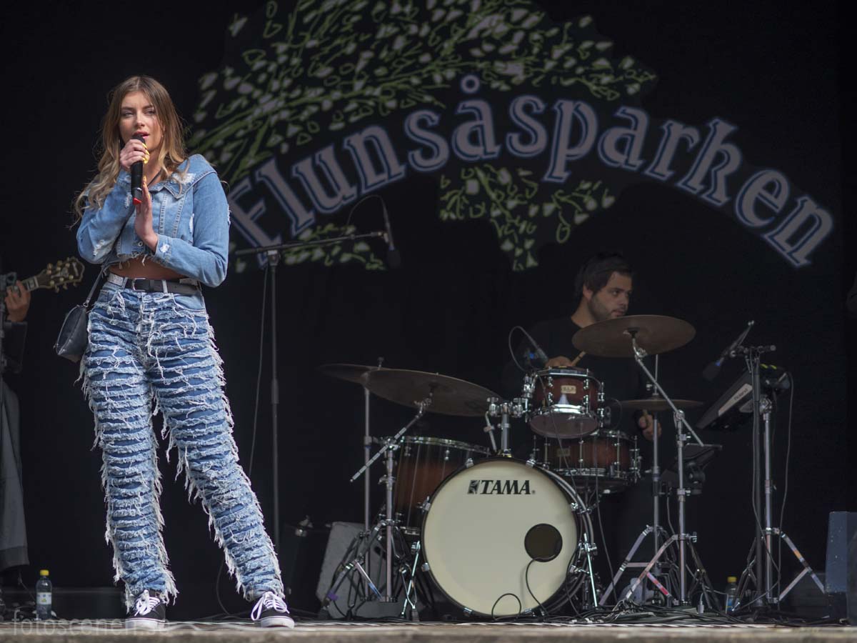Hanna Ferm performing at Media Markt i Norrköping Sweden 2018